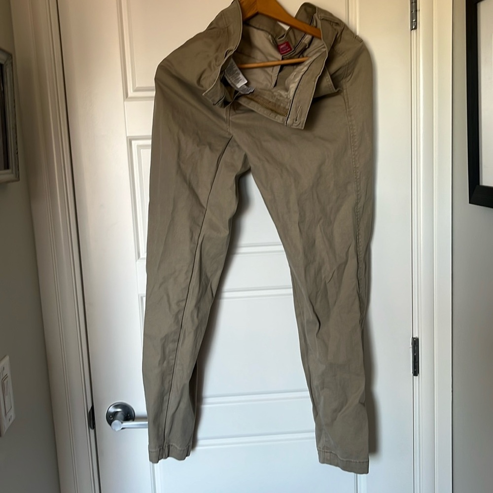 Levi standard taper brown chino. 34x34